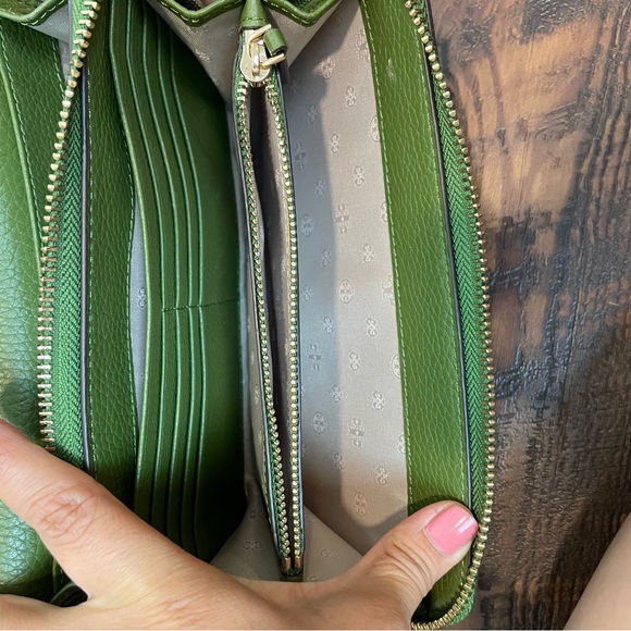 Tory Burch Thea Flat Wallet Crossbody in Spinach Green Pebbled Leather - Picture 8 of 9